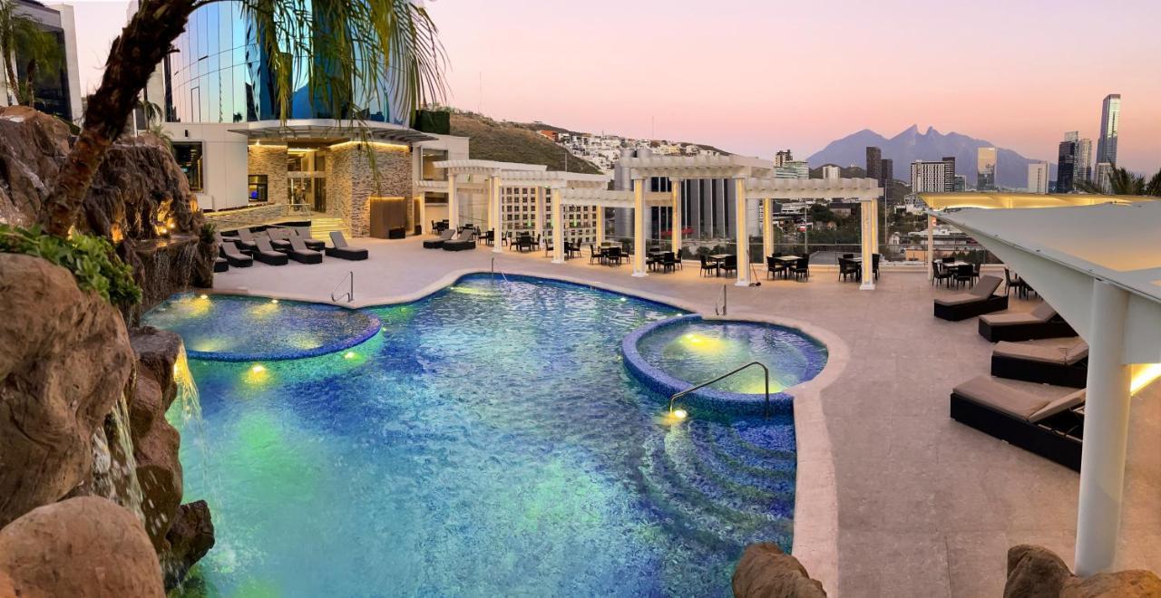 Safi Royal Luxury Metropolitan Hotel San Pedro Garza Garcia Luaran gambar The pool at the hotel