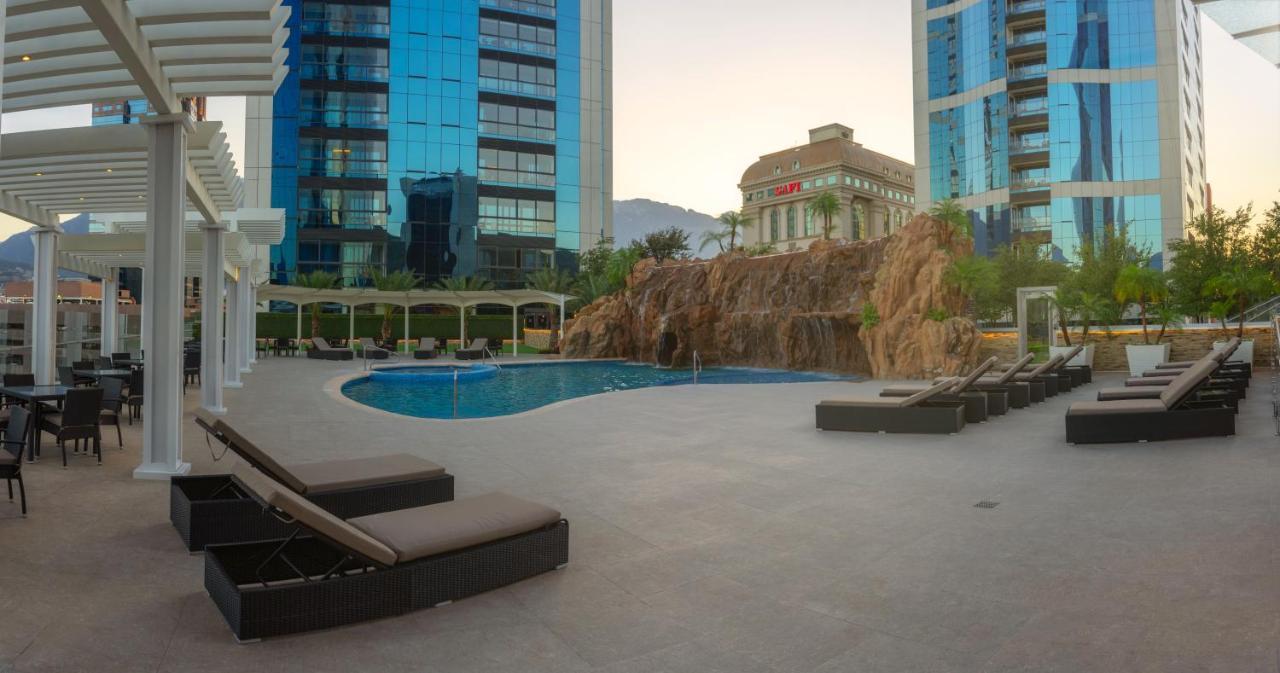 Safi Royal Luxury Metropolitan Hotel San Pedro Garza Garcia Luaran gambar The pool at the hotel