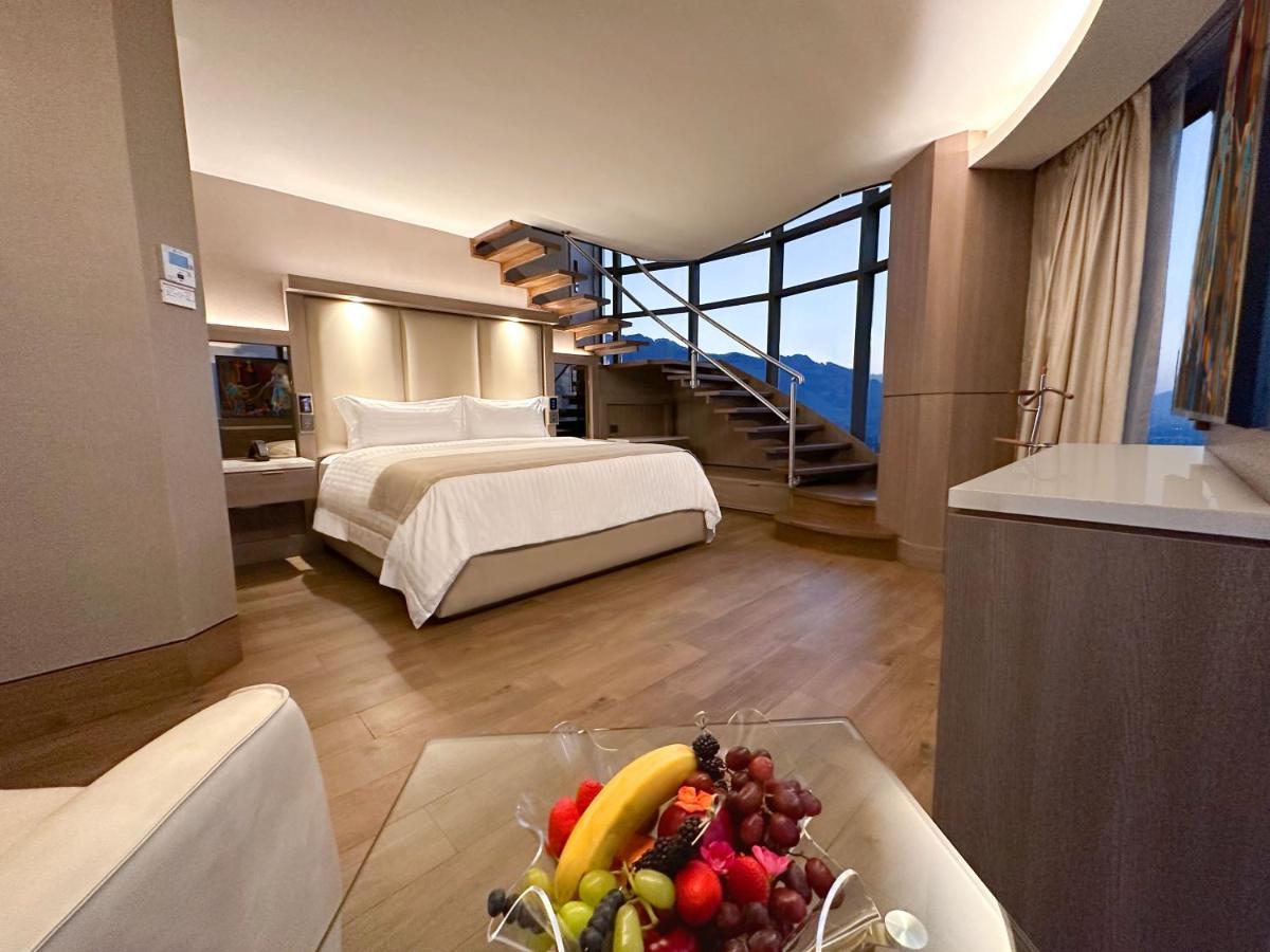 Safi Royal Luxury Metropolitan Hotel San Pedro Garza Garcia Luaran gambar A suite at the hotel