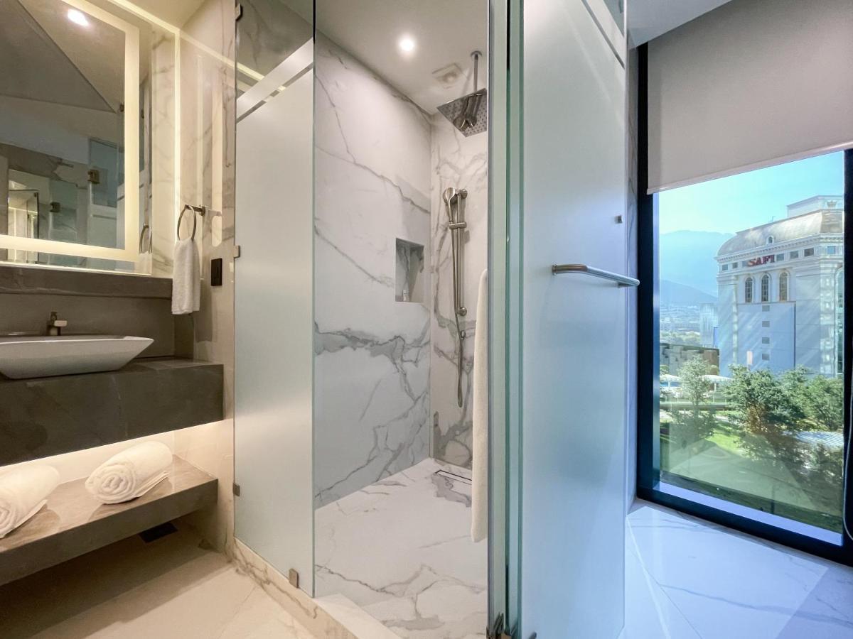 Safi Royal Luxury Metropolitan Hotel San Pedro Garza Garcia Luaran gambar A shower enclosure in a hotel bathroom