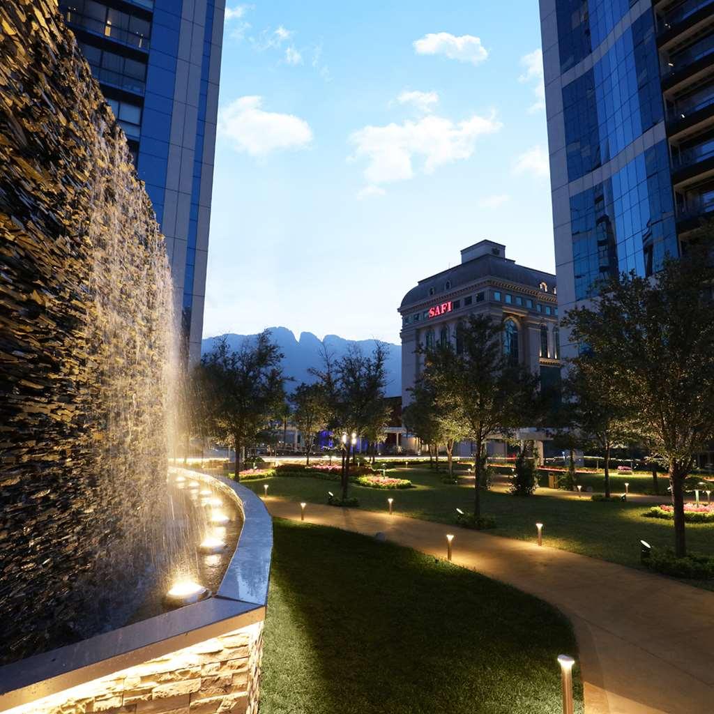 Safi Royal Luxury Metropolitan Hotel San Pedro Garza Garcia Kemudahan gambar The park at the heart of the complex