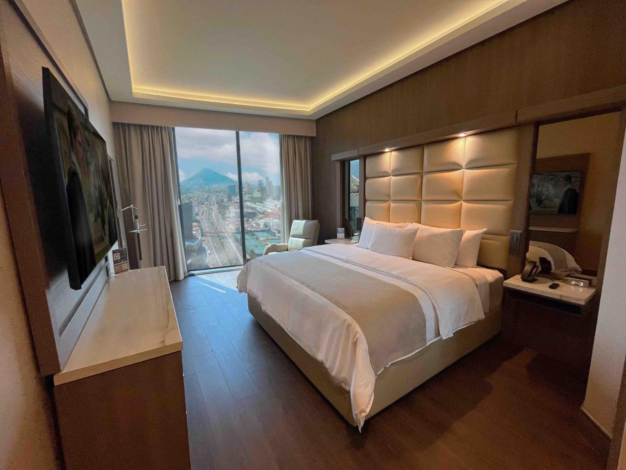 Safi Royal Luxury Metropolitan Hotel San Pedro Garza Garcia Luaran gambar A bedroom at the hotel