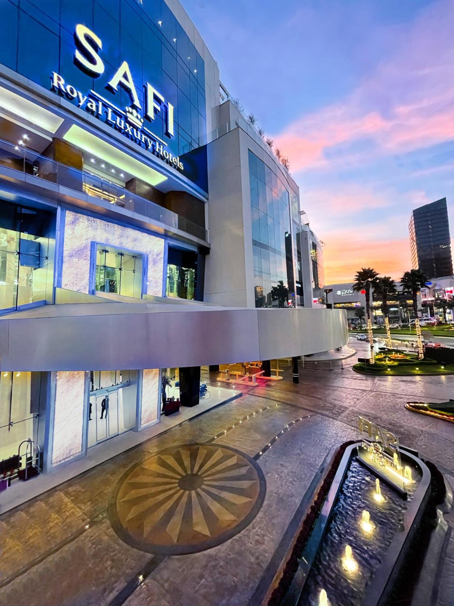 Safi Royal Luxury Metropolitan Hotel San Pedro Garza Garcia Luaran gambar The Village Outlets